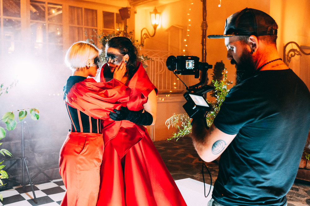 Personne déguisé en tournage filmé par un caméraman