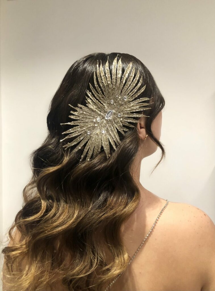 Coiffure cheveux en vague avec barette